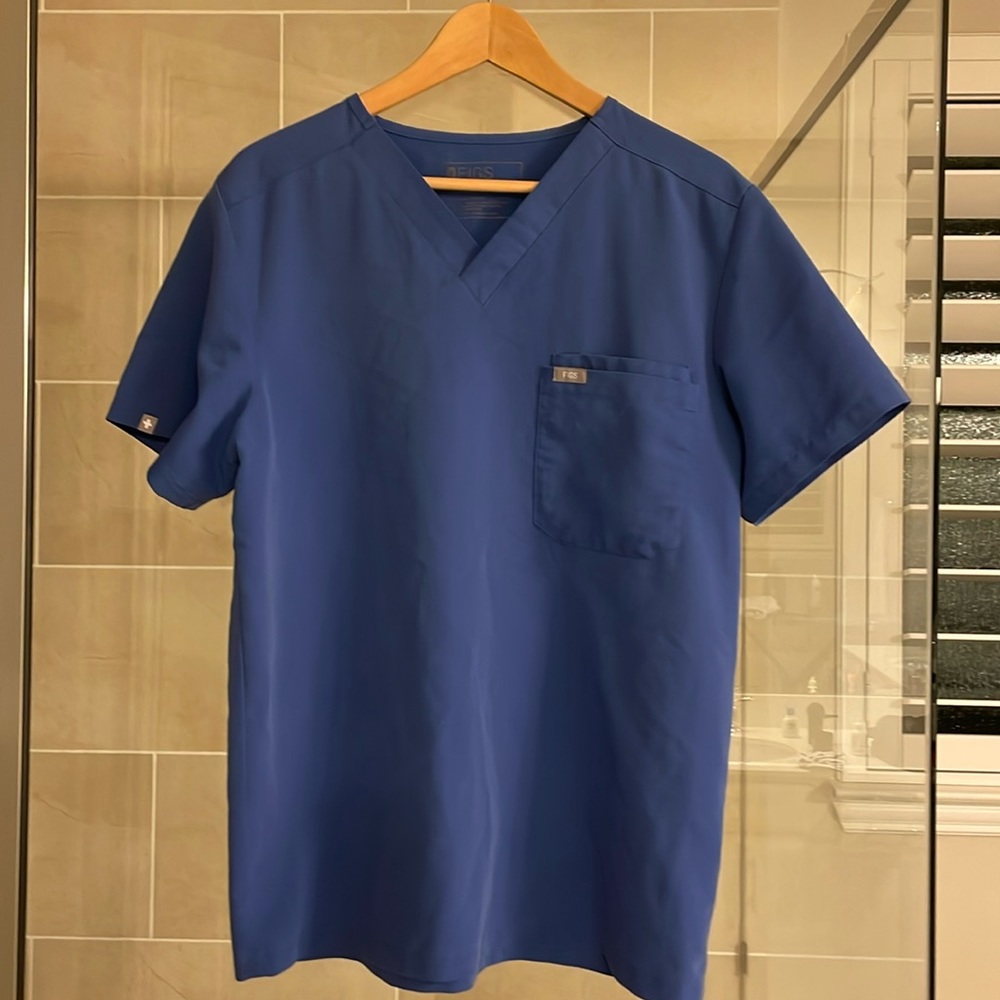 Selling a Figs scrub set. Comes with scrub top and jogger pants.